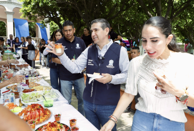 Entrega DIF Estatal paquetes alimentarios en comunidad de Moroleón.